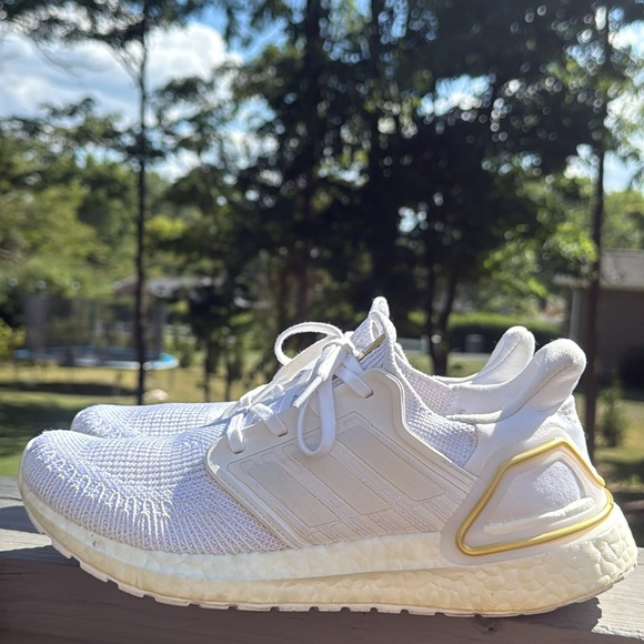 Adidas Women’s Ultra Boost 20 Cloud White Gold Metallic Heel (Size: 7.5) EUC - Picture 3 of 17
